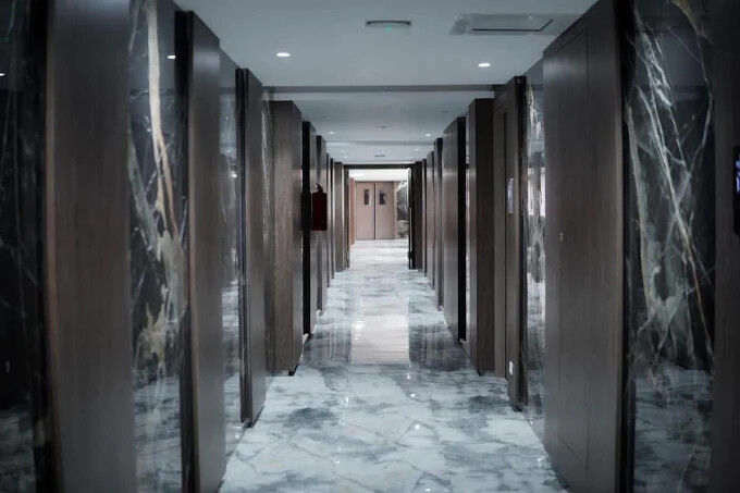 Couloir rénové desservant les chambres du Joya Paradise
