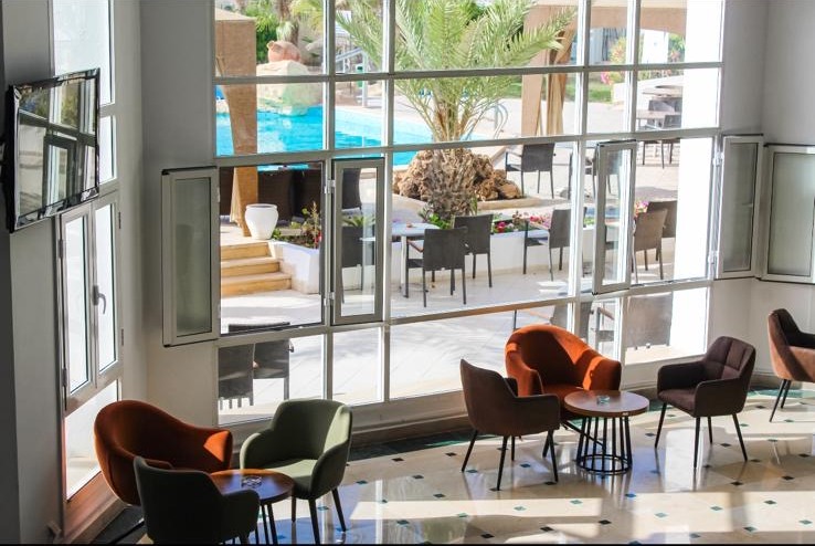 Lobby lumineux avec vue sur la piscine