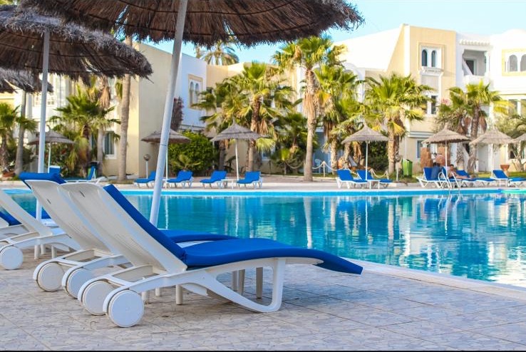 Transats au bord de la piscine du Joya Paradise