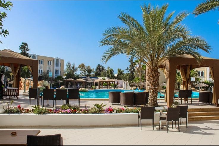 Terrasse fleurie et piscine du Joya Paradise