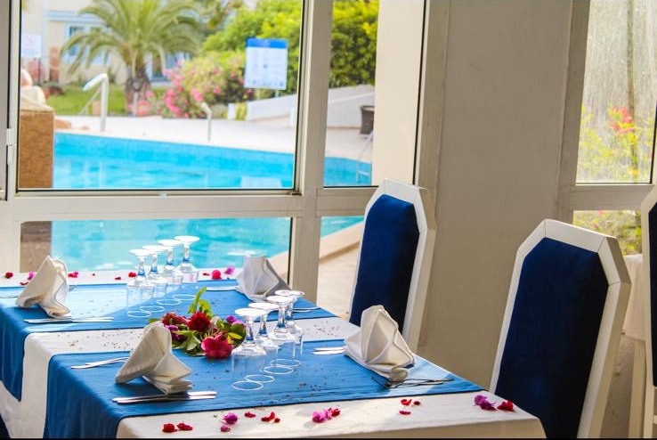 Table du restaurant avec vue sur la piscine